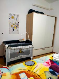 Zimmer mit einem Bett und einem Gerät auf dem Boden in der Unterkunft LIBECCIO "parcheggio privato, terrazzo, grande appartamento uso esclusivo" in Sapri