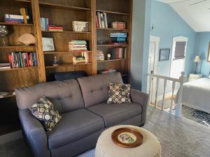 a living room with a couch and book shelves at Iron Gate Inn in Madison