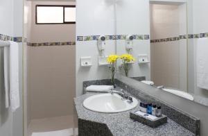 
A bathroom at Estelar Santamar Hotel & Centro De Convenciones
