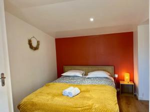 ein Schlafzimmer mit einem Bett mit zwei Handtüchern darauf in der Unterkunft F2 *La Treille* Centre Historique Clermont FD 3p in Clermont-Ferrand