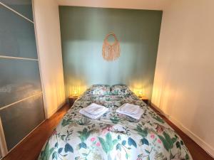 イヴリー・シュル・セーヌにあるBel appartement F2 42 m2のベッドルーム1室(花柄のベッドカバー付)