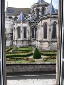Elle offre une vue sur le château et le jardin depuis sa fenêtre. dans l'établissement Grande maison avec 5 chambres, à Saint-Omer
