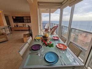 un tavolo in vetro con piatti in soggiorno di Apartamento Platja d'Aro, 3 dormitorios, 5 personas - ES-209-42 a Platja  d'Aro