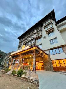 akritkritkritkritkritkritkritkritkritkritkritkrit hotel is akritkritkritkritkritkritkritkrit w obiekcie Thimphu Deluxe Hotel w mieście Thimphu