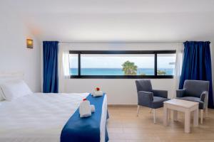 1 dormitorio con cama y vistas al océano en Hotel LIVVO Budha Beach, en Santa Maria