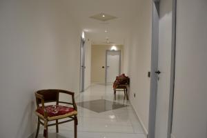 um corredor com duas cadeiras e um corredor com uma porta em Park Hotel em Casa Francesi