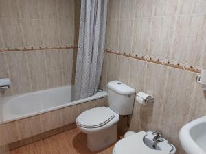 een badkamer met een wit toilet en een wastafel bij Apartamento Don Manuel 2 in Cuntis