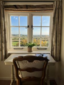 uma janela com uma mesa e uma cadeira em frente em Wethele Manor em Leamington Spa