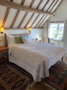 um quarto com uma cama grande num quarto em Wethele Manor em Leamington Spa