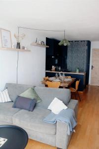- un salon avec un canapé et une salle à manger dans l'établissement Charmant Appartement Les temples du Soleil, à Font-Romeu-Odeillo-Via