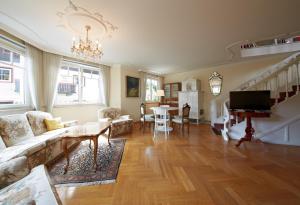 een woonkamer met een bank en een tafel bij Casa Vita Apartments in Saalbach Hinterglemm