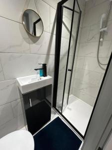 a bathroom with a shower and a sink at Stunning 1-Bed Apartment in Lewisham SE14 in London