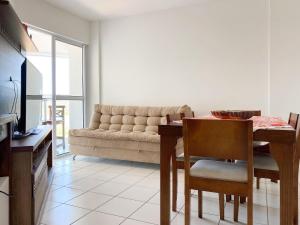 un soggiorno con tavolo e divano di Resid. Clube Mar Grosso - Laguna a Laguna