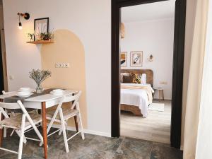 Habitación con mesa, cama y espejo. en Seaside Apartment en Batumi