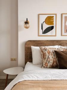 1 dormitorio con 1 cama con cabecero de madera y mesa en Seaside Apartment en Batumi