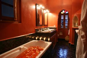 ein Badezimmer mit Badewanne und Waschbecken in der Unterkunft Riad Palais Calipau in Marrakesch + 37 Fotos