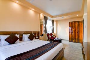 Habitación de hotel con cama y silla en Eco Corporate Inn 2 Rajarhat, en kolkata