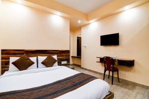 Un televizor și/sau centru de divertisment la Eco Corporate Inn 2 Rajarhat +29 fotografii