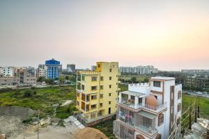 kolkata的住宿－Eco Corporate Inn 2 Rajarhat，城市两栋建筑的头顶景观