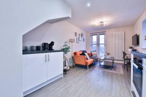 een woonkamer met een bank en een tafel bij StayRight Whitchurch Place: 2-bed Flat in Cardiff in Cardiff