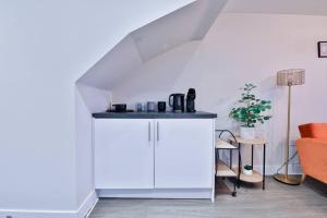un armadio bianco con ripiano nero in una stanza di StayRight Whitchurch Place: 2-bed Flat in Cardiff a Cardiff