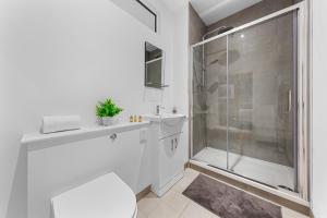 Баня в Stunning 1 Bed Apartment Near Heathrow London