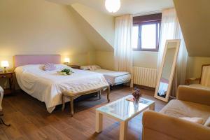 pokój hotelowy z 2 łóżkami i kanapą w obiekcie Hospedaje Villa Pilar w mieście Santillana del Mar +37 zdjęć