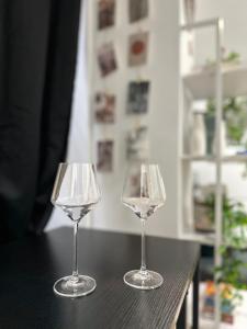 due bicchieri da vino seduti sopra un tavolo di Studio in Union Square a New York