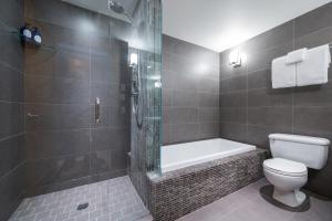 Ένα μπάνιο στο Beautiful and Spacious 2Br Condo by Harmony Whistler +32 φωτογραφίες