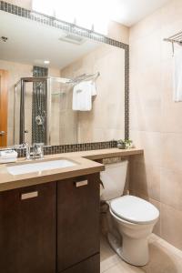 Ένα μπάνιο στο Beautiful and Spacious 2Br Condo by Harmony Whistler