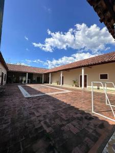 - un grand bâtiment avec une cour en briques dans l'établissement Finca Napoles, à Santa Fe de Antioquia