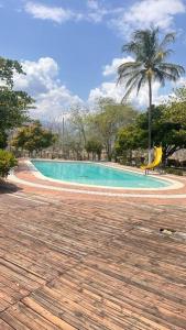 - une piscine avec toboggan dans un parc dans l'établissement Finca Napoles, à Santa Fe de Antioquia