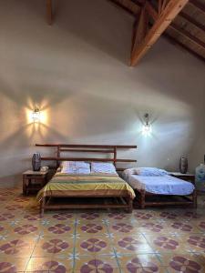 - une chambre avec 2 lits dans l'établissement Finca Napoles, à Santa Fe de Antioquia