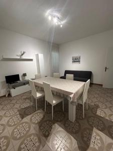 - un salon avec une table, des chaises et un canapé dans l'établissement Solymar House Lacco Ameno, à Ischia