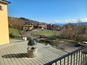 a balcony with a view of a parking lot at Appartamento Simone in Fanano