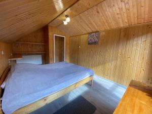 una camera con un letto in una cabina di legno di Акорди Плеса a Jaremče