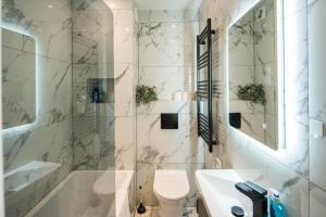 Ванна кімната в BethnalGreen Apartments by Sleepy