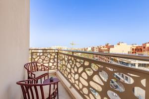 d'un balcon avec deux chaises et vue sur la ville. dans l'établissement ZARI BOUTIQUE ApartHotel, à Marrakech