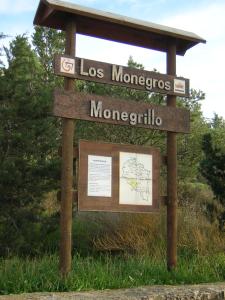 ein Zeichen für die Los montecososuezuez in der Unterkunft Amanece Monegrillo Apartamentos in Monegrillo