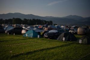 施皮尔贝格Ring Rast Camping的一群停在田野里的帐篷和汽车 更多11张照片