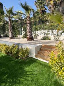 Vonkajšia záhrada v ubytovaní Grande Villa 350 M2, piscine chauffée vue mer et collines, CAVALAIRE sur mer, 10 personnes