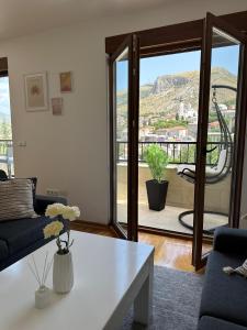 una sala de estar con un sofá y una mesa en Captain's Luxury Apartments, en Mostar