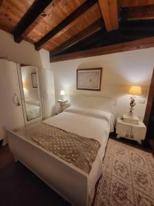 une chambre avec un grand lit et deux tables de nuit dans l'établissement Elis' House, à Moriago della Battaglia