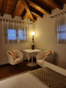 - un salon avec une table et deux chaises dans l'établissement Elis' House, à Moriago della Battaglia