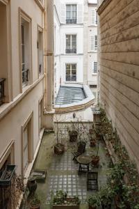 une allée avec une table et des chaises dans un bâtiment dans l'établissement Stylish apartment in the heart of Paris, à Paris