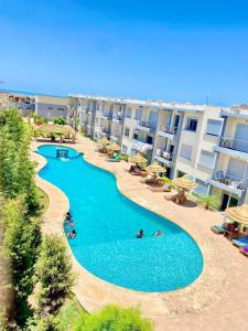 een uitzicht over een zwembad in een resort bij Appartement vue sur Mer Sidi Bouzid in Moulay Abdallah