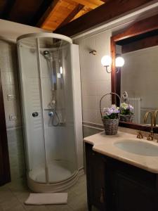 La salle de bains est pourvue d'une douche et d'un lavabo. dans l'établissement Elis' House, à Moriago della Battaglia