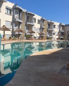 een zwembad voor een gebouw bij Appartement vue sur Mer Sidi Bouzid in Moulay Abdallah