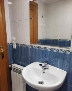 a bathroom with a white sink and a mirror at Apartamento Candelaria in Zamora