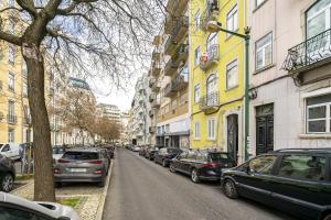 ulica z samochodami zaparkowanymi po stronie drogi w obiekcie Urban Tech Retreat: Modern Hubs for Remote Living w Lizbonie
